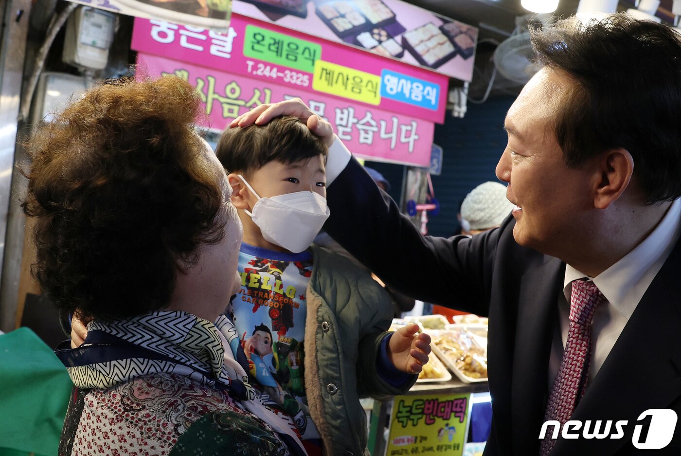 본문 이미지 - 윤석열 대통령이 9일 오후 울산 남구 신정시장을 찾아 아이와 인사하고 있다. (대통령실 제공) 2023.3.9/뉴스1 ⓒ News1 오대일 기자