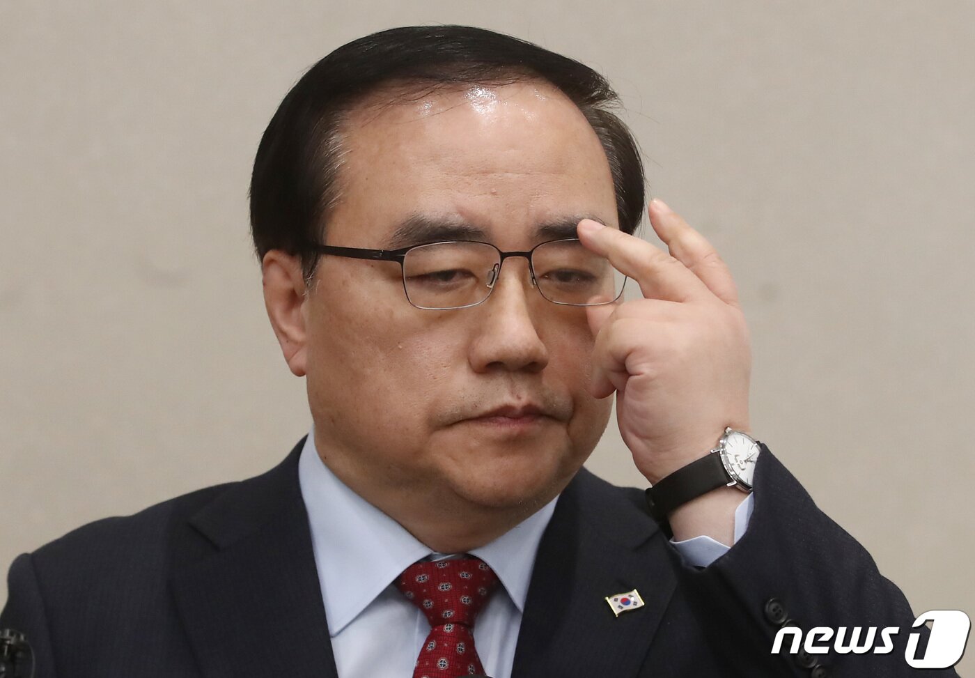본문 이미지 - 방미 일정을 마치고 귀국한 김성한 국가안보실장이 9일 오후 인천국제공항 2터미널에서 질의 답변에 앞서 안경을 고쳐쓰고 있다. 김 실장은 이번 방미 일정에서 윤석열 대통령의 한미동맹 70주년 기념 미국 국빈 방문 일정과 북한 문제, 경제안보 관련 현안 등을 논의했다. 2023.3.9/뉴스1 ⓒ News1 김민지 기자