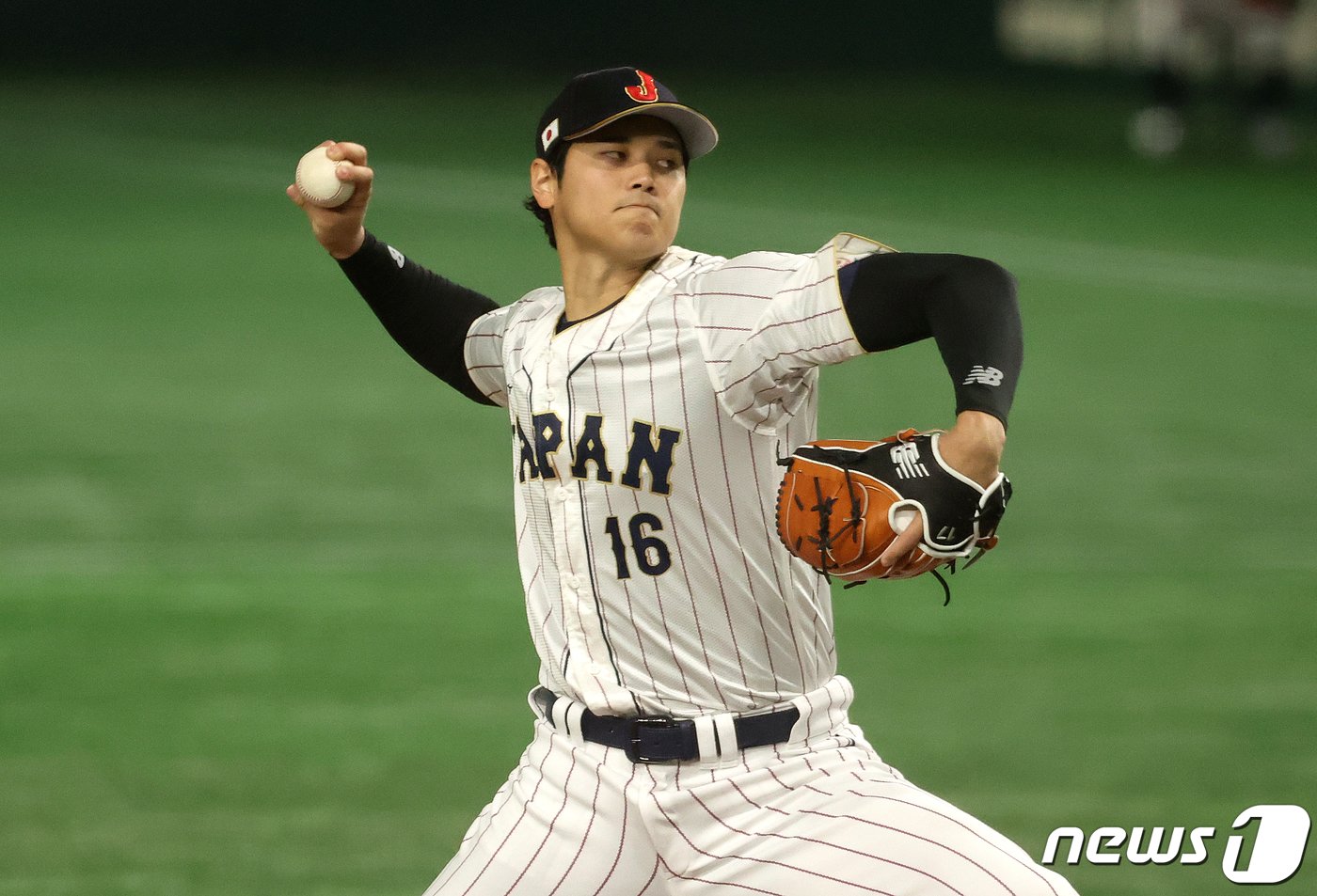 본문 이미지 - 9일 오후 일본 도쿄돔에서 열린 2023 월드베이스볼클래식&#40;WBC&#41; B조 1라운드 중국과 일본의 경기, 일본 대표팀 선발 오타니 쇼헤이가 등판해 1회초 힘차게 공을 던지고 있다. 2023.3.9/뉴스1 ⓒ News1 김진환 기자