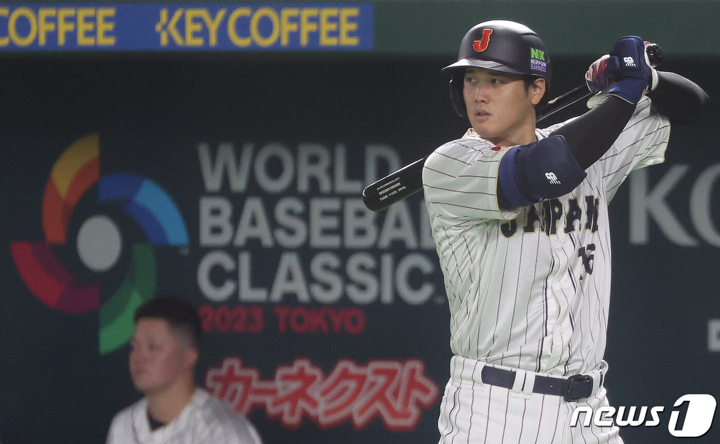 본문 이미지 - 9일 오후 일본 도쿄돔에서 열린 2023 월드베이스볼클래식&#40;WBC&#41; B조 1라운드 중국과 일본의 경기, 일본 대표팀 오타니가 2회말 2사 만루 상황에서 몸을 풀고 있다. 2023.3.9/뉴스1 ⓒ News1 김진환 기자