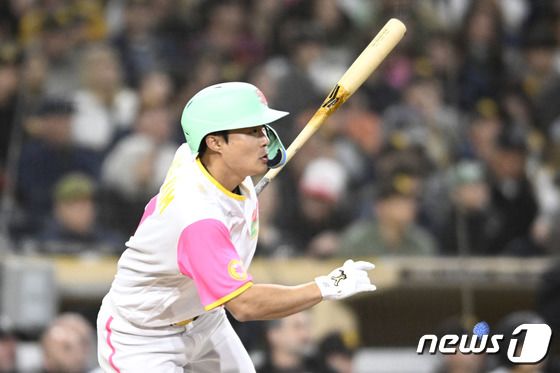 김하성은 1일(한국시간) 메이저리그 콜로라도 로키스전에서 3타수 3안타 1득점을 기록했다. © AFP=뉴스1