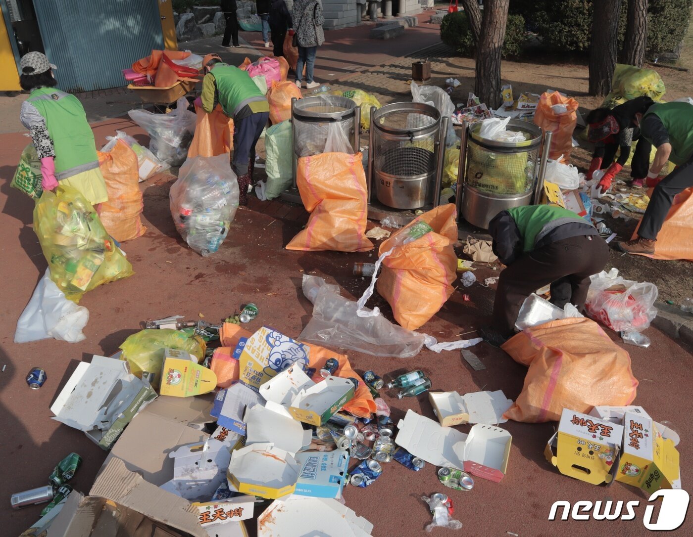 본문 이미지 - 1일 오전 충북 청주시 무심천체육공원에서 환경관리원들이 버려진 쓰레기를 치우고 있다. 2023.04.01/ⓒ 뉴스1 박건영 기자
