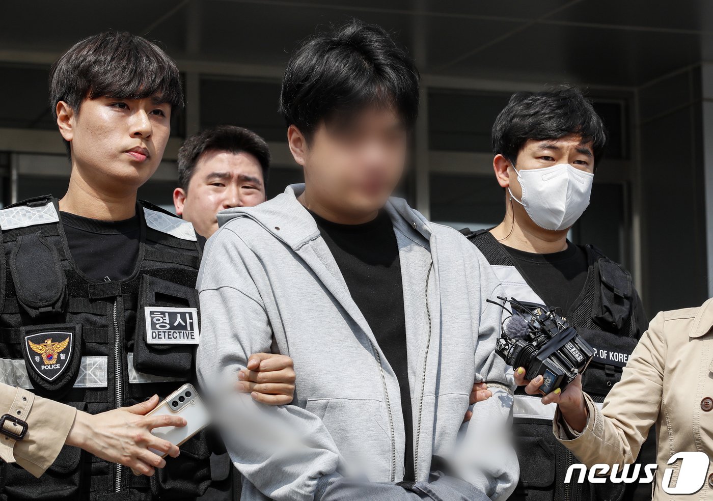 본문 이미지 - 마약류 관리에 관한 법률 위반 혐의로 구속영장이 청구된 남경필 전 경기도지사의 장남 남모 씨가 4월1일 오후 구속 전 피의자 심문(영장실질심사)에 출석하기 위해 경기도 용인동부경찰서에서 나오고 있다. 2023.4.1/뉴스1 ⓒ News1 김도우 기자