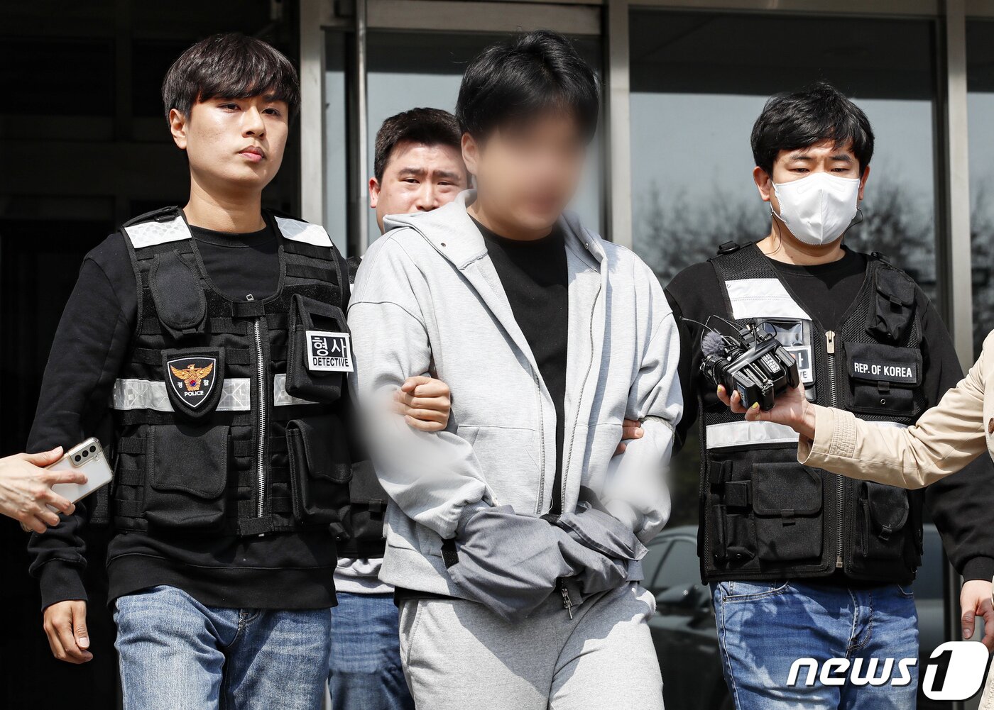 본문 이미지 - 마약류 관리에 관한 법률 위반 혐의로 구속영장이 청구된 남경필 전 경기도지사의 장남 남모 씨가 1일 오후 구속 전 피의자 심문(영장실질심사)에 출석하기 위해 경기도 용인동부경찰서에서 나오고 있다.  2023.4.1/뉴스1 ⓒ News1 김도우 기자