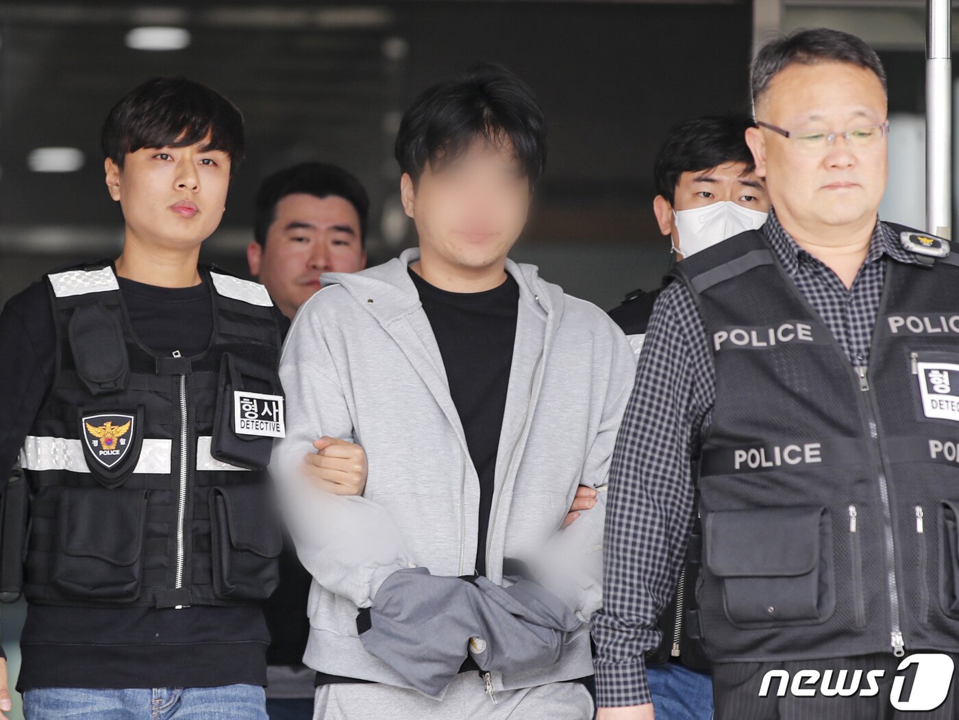 본문 이미지 - 마약류 관리에 관한 법률 위반 혐의로 구속영장이 청구된 남경필 전 경기도지사의 장남 남모 씨가 1일 오후 구속 전 피의자 심문(영장실질심사)에 출석하기 위해 경기도 용인동부경찰서에서 나오고 있다.  2023.4.1/뉴스1 ⓒ News1 김도우 기자