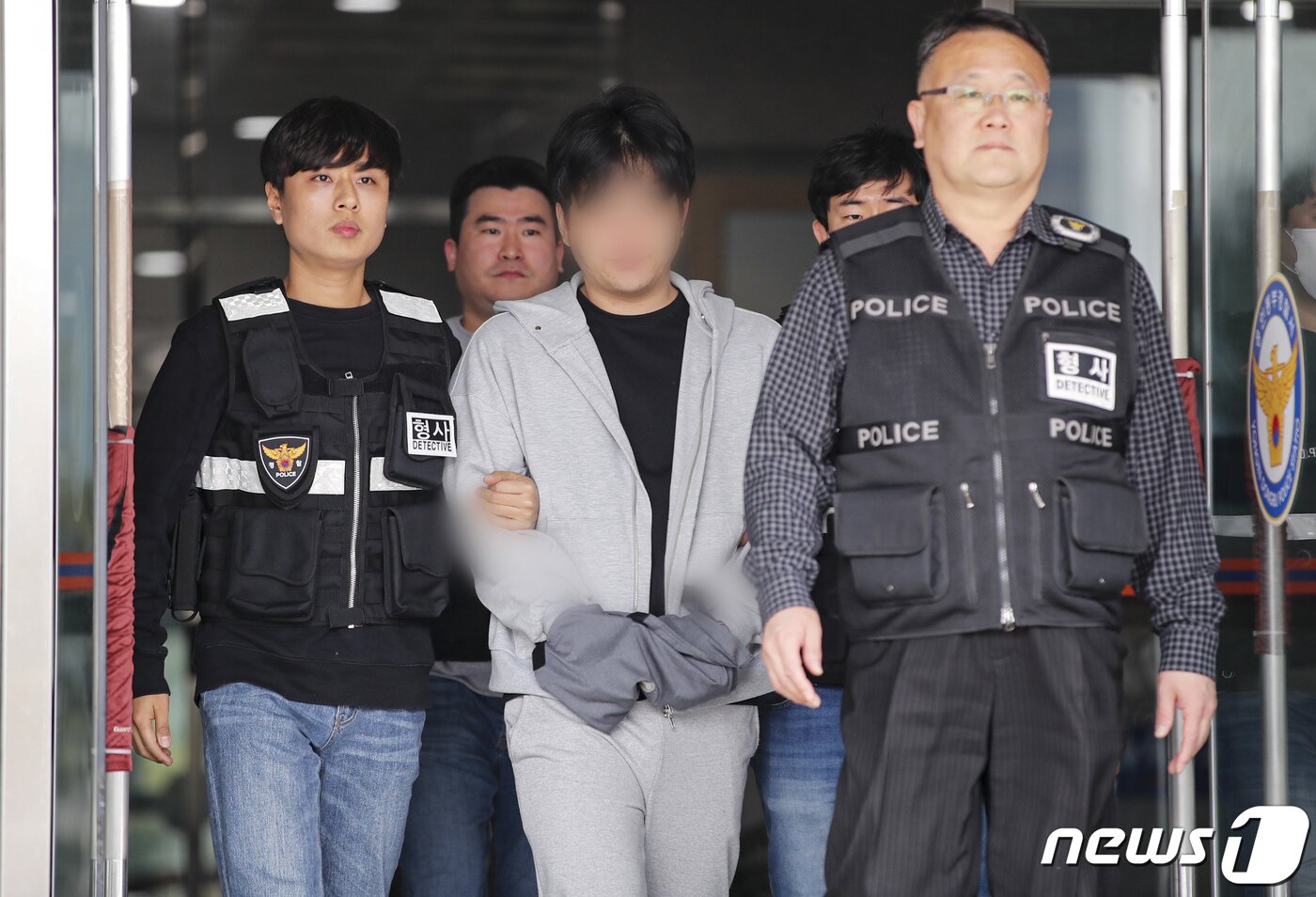 본문 이미지 - 마약류 관리에 관한 법률 위반 혐의로 구속영장이 청구된 남경필 전 경기도지사의 장남 남모 씨가 1일 오후 구속 전 피의자 심문(영장실질심사)에 출석하기 위해 경기도 용인동부경찰서에서 나오고 있다. 2023.4.1/뉴스1 ⓒ News1 김도우 기자