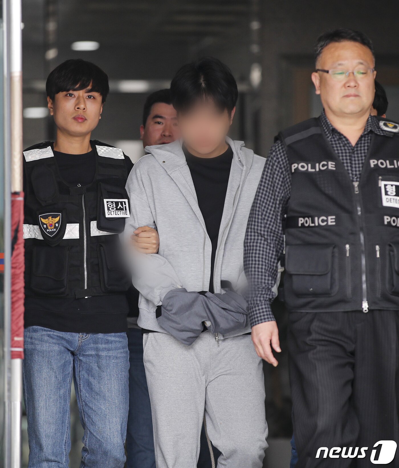 본문 이미지 - 마약류 관리에 관한 법률 위반 혐의로 구속영장이 청구된 남경필 전 경기도지사의 장남 남모 씨가 1일 오후 구속 전 피의자 심문(영장실질심사)에 출석하기 위해 경기도 용인동부경찰서에서 나오고 있다. 2023.4.1/뉴스1 ⓒ News1 김도우 기자