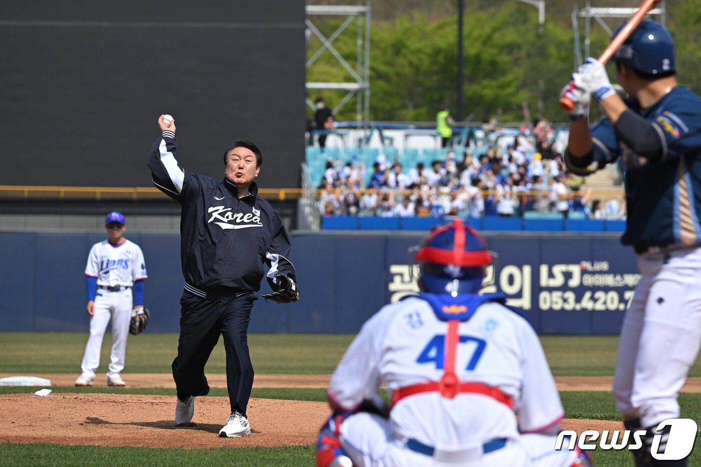 본문 이미지 - 윤석열 대통령이 1일 오후 대구 삼성라이온즈파크에서 열린 프로야구 '신한은행 SOL 2023 KBO리그' NC 다이노스와 삼성 라이온즈의 시즌 개막전에서 시구를 하고 있다. (대통령실 제공) 2023.4.1/뉴스1 ⓒ News1 오대일 기자