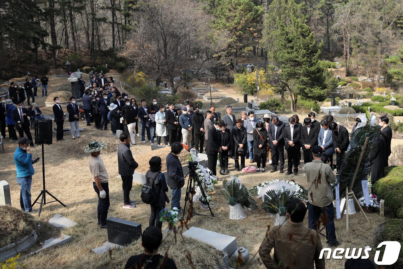 본문 이미지 - 1일 오후 경기도 남양주시 마석 모란공원 민주열사 묘역 내 故 박원순 전 서울시장의 묘소에서 추모객들이 헌화하고 있다. 고(故) 박원순 전 서울시장의 묘소는 이날 경남 창년군 선영에서 경기 남양주 마석 모란공원으로 새벽에 이장됐다. 2023.4.1/뉴스1 ⓒ News1 이승배 기자
