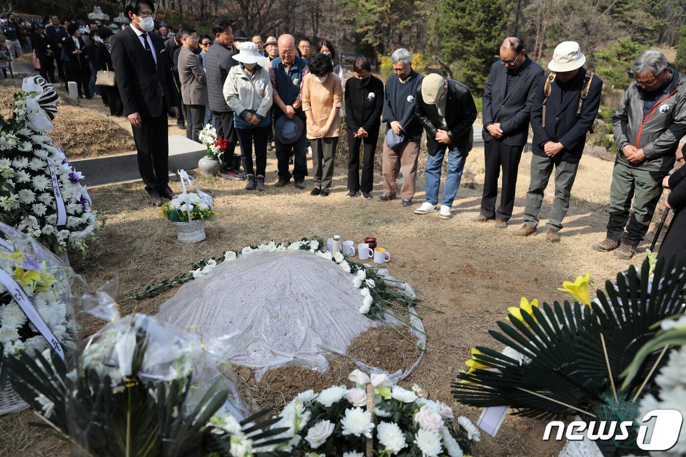 본문 이미지 - 1일 오후 경기도 남양주시 마석 모란공원 민주열사 묘역 내 故 박원순 전 서울시장의 묘소에서 추모객들이 고인을 추모하고 있다. 고(故) 박원순 전 서울시장의 묘소는 이날 경남 창년군 선영에서 경기 남양주 마석 모란공원으로 새벽에 이장됐다. 2023.4.1/뉴스1 ⓒ News1 이승배 기자