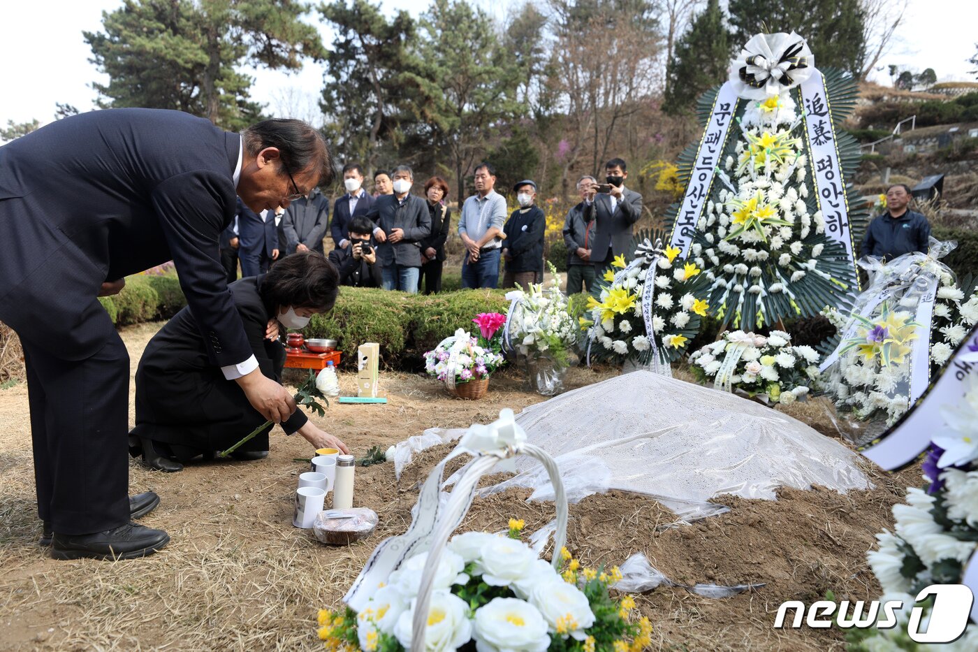 본문 이미지 - 1일 오후 경기도 남양주시 마석 모란공원 민주열사 묘역 내 故 박원순 전 서울시장의 묘소에서 고인의 부인 강난희 씨가 헌화하고 있다. 고(故) 박원순 전 서울시장의 묘소는 이날 경남 창년군 선영에서 경기 남양주 마석 모란공원으로 새벽에 이장됐다. 2023.4.1/뉴스1 ⓒ News1 이승배 기자