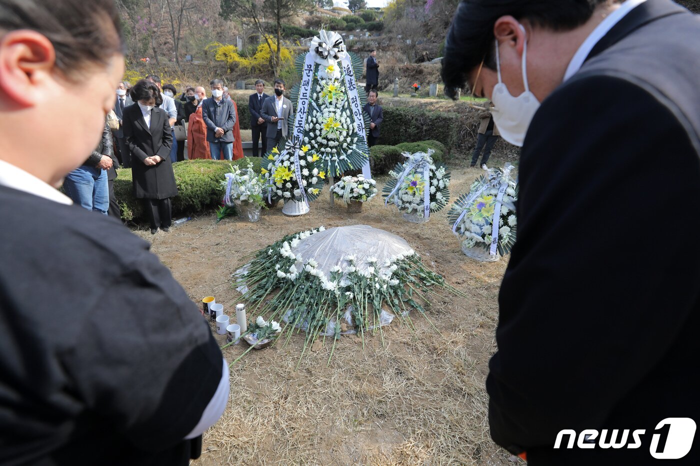 본문 이미지 - 1일 오후 경기도 남양주시 마석 모란공원 민주열사 묘역 내 故 박원순 전 서울시장의 묘소에서 추모객들이 헌화하고 있다. 고(故) 박원순 전 서울시장의 묘소는 이날 경남 창년군 선영에서 경기 남양주 마석 모란공원으로 새벽에 이장됐다. 2023.4.1/뉴스1 ⓒ News1 이승배 기자