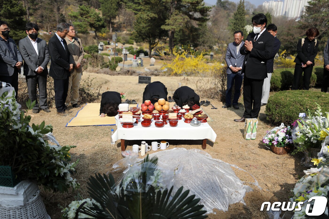 본문 이미지 - 1일 오후 경기도 남양주시 마석 모란공원 민주열사 묘역 내 故 박원순 전 서울시장의 묘소에서 유가족들이 절을 하고 있다. 고(故) 박원순 전 서울시장의 묘소는 이날 경남 창년군 선영에서 경기 남양주 마석 모란공원으로 새벽에 이장됐다. 2023.4.1/뉴스1 ⓒ News1 이승배 기자