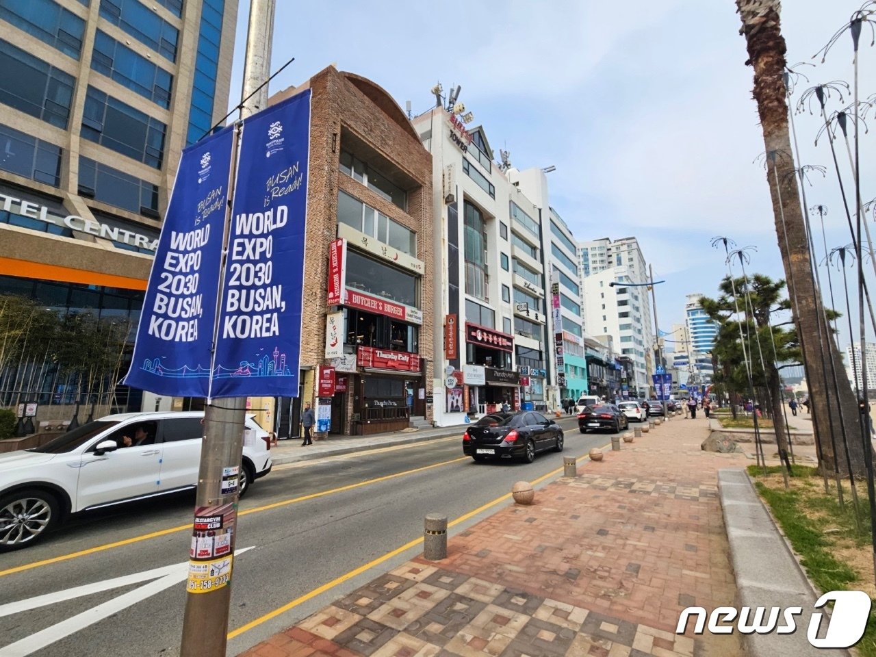 본문 이미지 - 불꽃쇼가 열리는 광안리해수욕장 해변도로 전경.2023.4.1 강승우 기자 