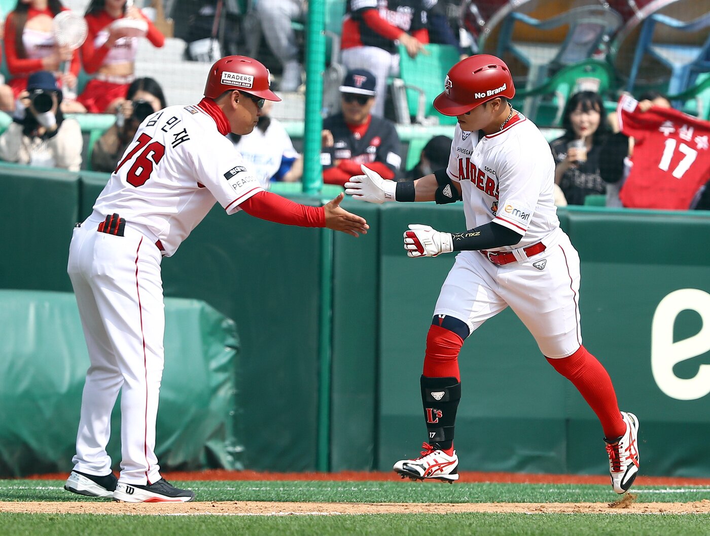 본문 이미지 -  1일 KIA와의 개막전에서 홈런을 치고 축하를 받고 있는 SSG 추신수. &#40;SSG 랜더스 제공&#41;