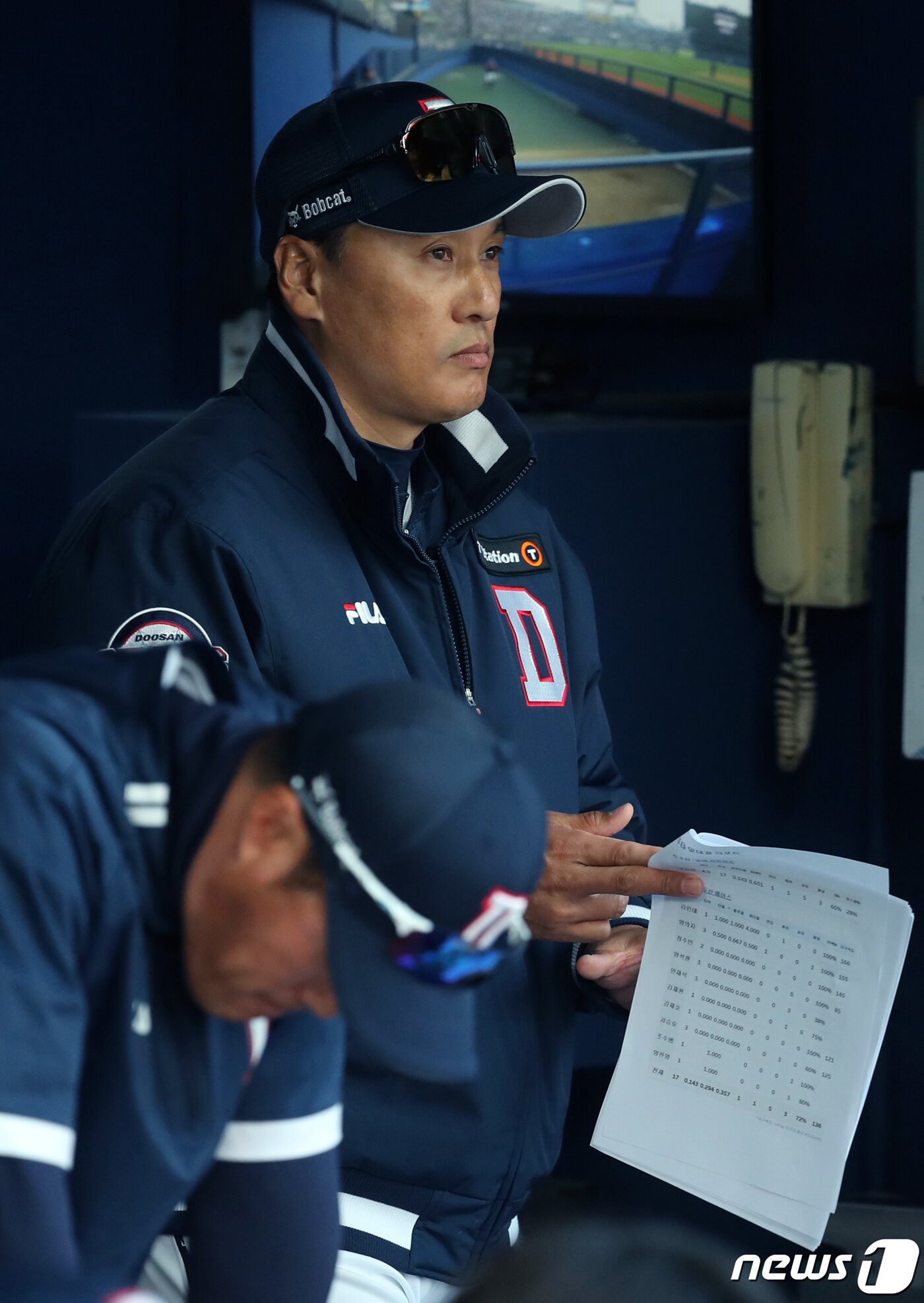 본문 이미지 - 1일 오후 서울 송파구 잠실야구장에서 열린 2023 신한 SOL KBO리그 롯데 자이언츠와 두산 베어스의 개막 경기, 두산 이승엽 감독이 경기를 지켜보고 있다. 2023.4.1/뉴스1 ⓒ News1 김진환 기자