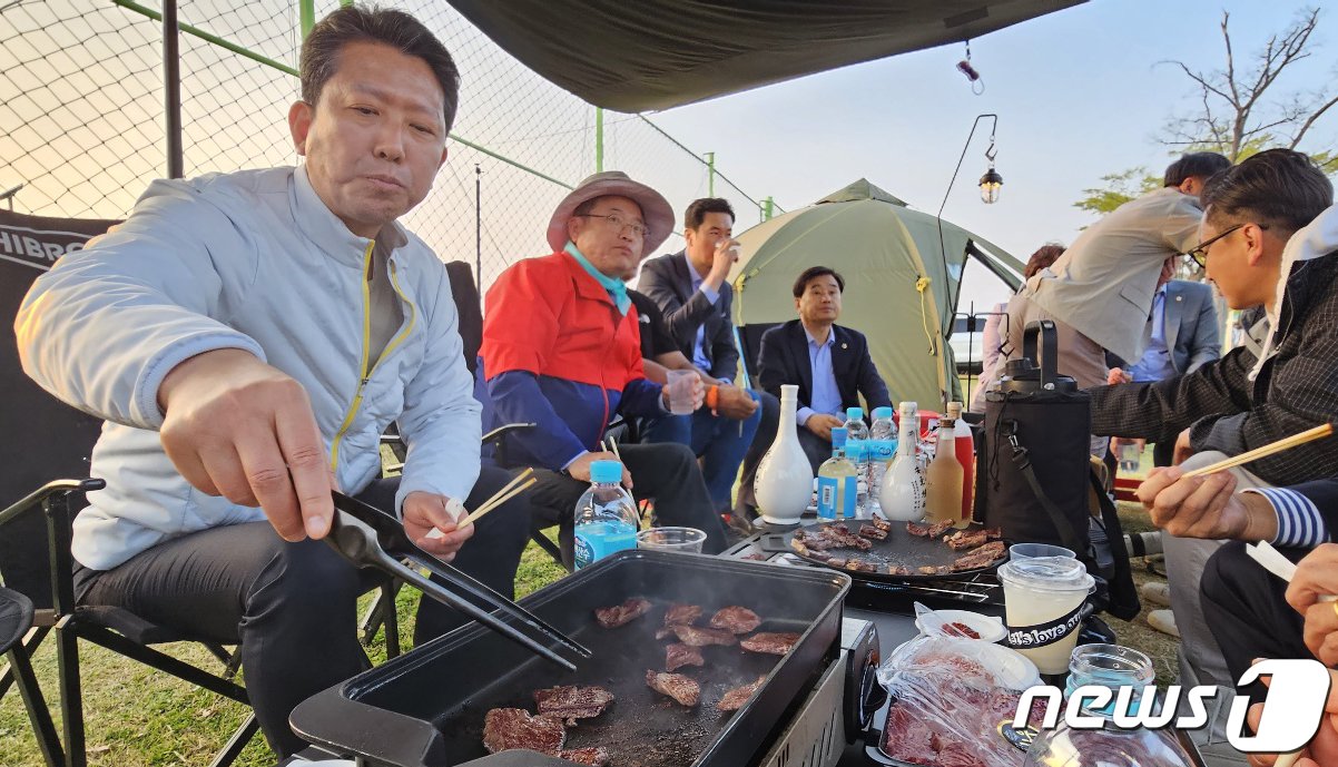 1일 경북 구미낙동강체육공원에서 열린 국내 최대 아웃도어 캠핑축제 &#39;고아웃캠프&#39;장을 방문한 김장호 구미시장&#40;왼쪽 첫번째&#41;이 고아웃캠프 관계자들과 함께 고기를 굽고 있다. 2023.4.1/뉴스1 ⓒ News1 정우용 기자