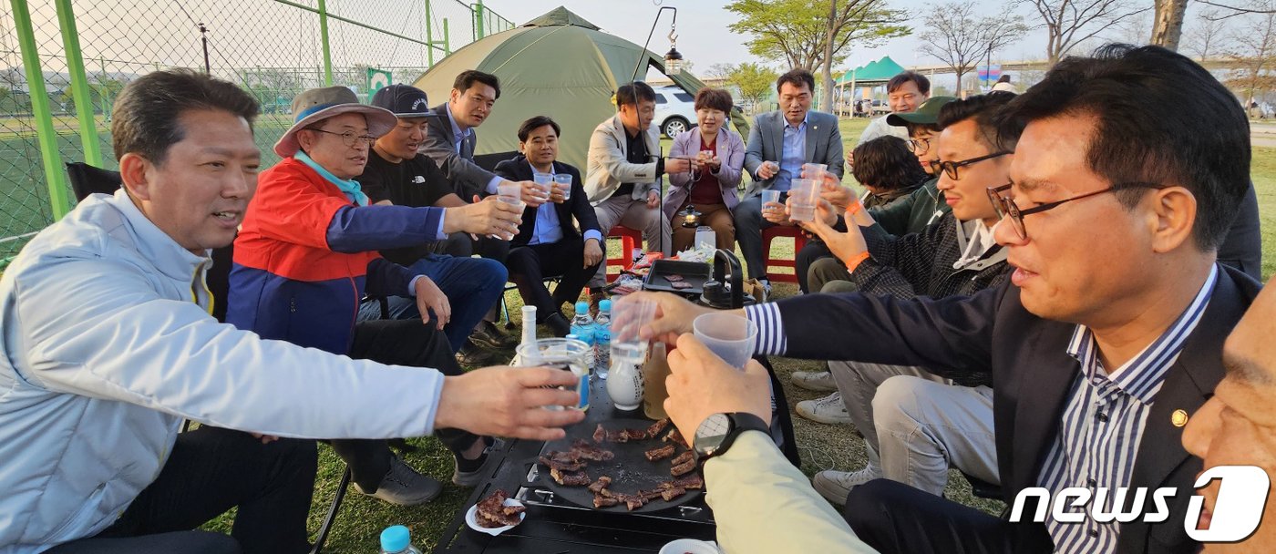 1일 경북 구미낙동강체육공원에서 열린 국내 최대 아웃도어 캠핑축제 &#39;고아웃캠프&#39;장을 방문한 이철우 경북지사&#40;왼쪽 두번째&#41;와 김장호 구미시장&#40;첫번째&#41;이 고아웃캠프 관계자들과 함께 건배를 하고 있다. 2023.4.1/뉴스1 ⓒ News1 정우용 기자