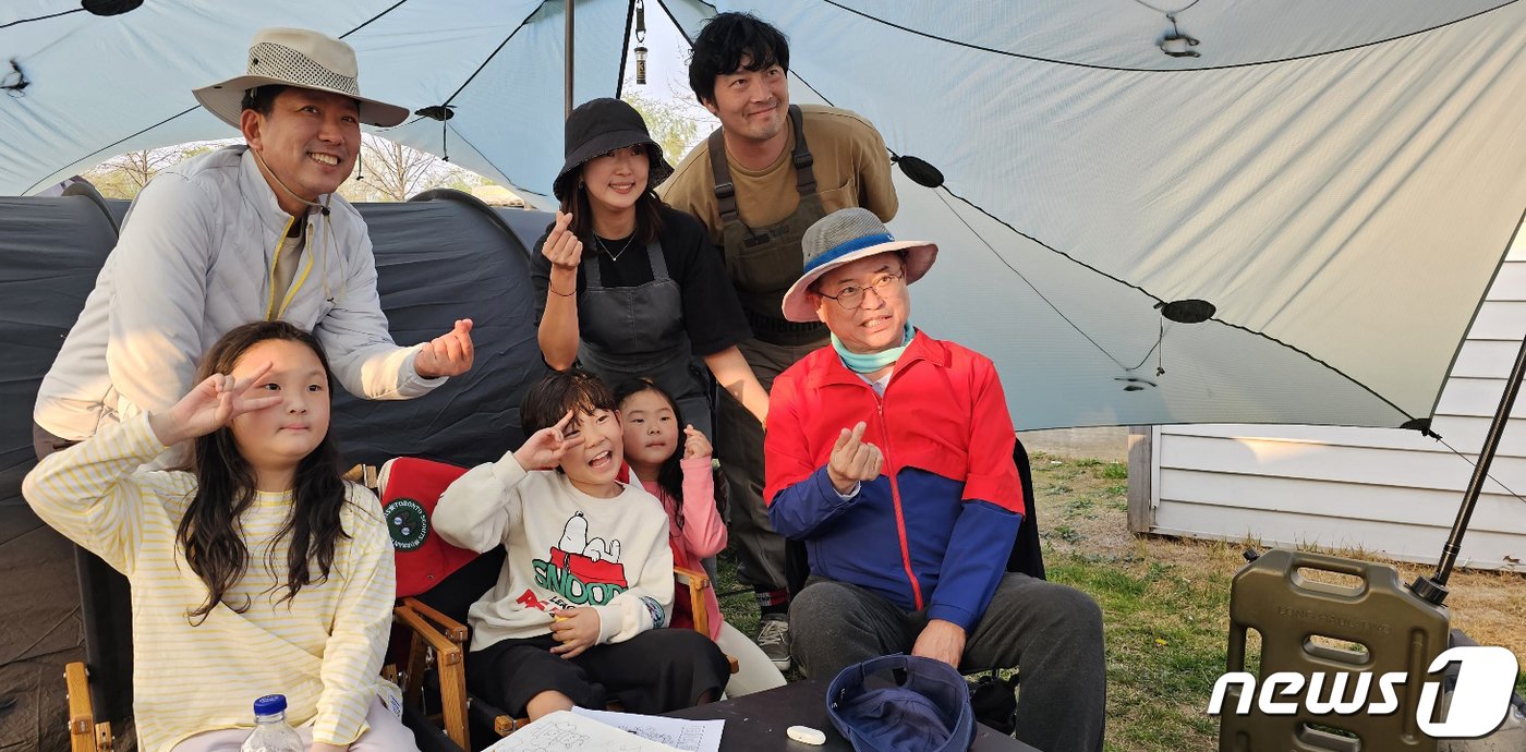 본문 이미지 - 1일 경북 구미낙동강체육공원에서 열린 국내 최대 아웃도어 캠핑축제 '고아웃캠프'장을 방문한 이철우 경북지사(앞줄 오른쪽 첫번째)와 김장호 구미시장(뒷줄 왼쪽 첫번째)가 캠프에 참여한 한 가족과 기념사진을 찍고 있다. 2023.4.1/뉴스1 ⓒ News1 정우용 기자