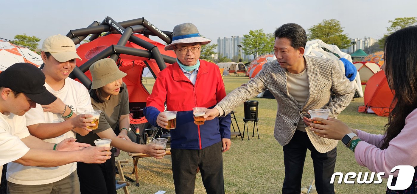본문 이미지 - 1일 경북 구미낙동강체육공원에서 열린 국내 최대 아웃도어 캠핑축제 '고아웃캠프'장을 방문한 이철우 경북지사(오른쪽 세번째)와 김장호 구미시장(두번째)가 캠프에 참여한 한 가족과 건배를 하고 있다. 2023.4.1/뉴스1 ⓒ News1 정우용 기자