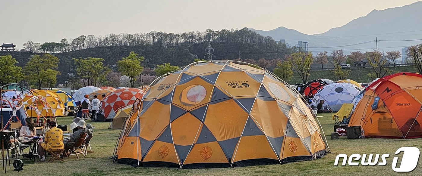 본문 이미지 - 1일 경북 구미낙동강체육공원에서 열린 국내 최대 아웃도어 캠핑축제 '고아웃캠프'장에 돔텐트가 마을을 이루고 있다. 2023.4.1/뉴스1 ⓒ News1 정우용 기자