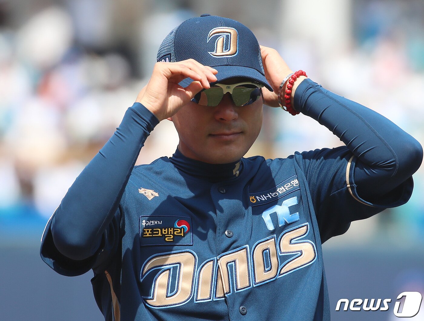 본문 이미지 - 1일 오후 대구 삼성라이온즈파크에서 열린 프로야구 '신한은행 SOL 2023 KBO리그' NC 다이노스와 삼성 라이온즈의 시즌 개막전에서 NC 강인권 감독이 모자를 고쳐쓰고 있다. 2023.4.1/뉴스1 ⓒ News1 공정식 기자
