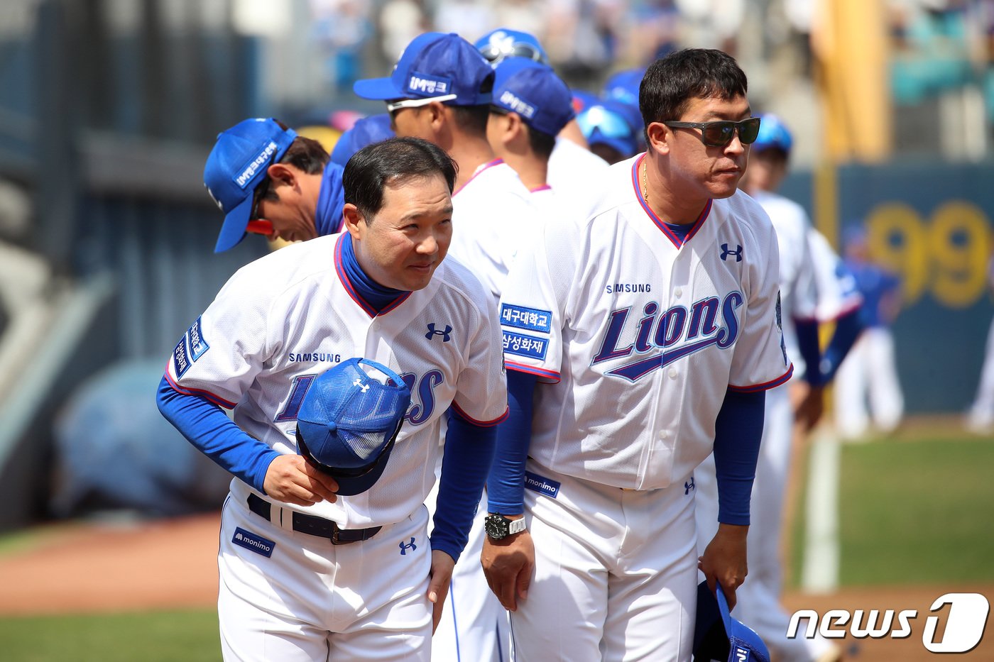 본문 이미지 - 1일 오후 대구 삼성라이온즈파크에서 열린 프로야구 '신한은행 SOL 2023 KBO리그' NC 다이노스와 삼성 라이온즈의 시즌 개막전에서 삼성 박진만 감독과 이병규 코치가 NC 코칭스태프와 인사하고 있다. 2023.4.1/뉴스1 ⓒ News1 공정식 기자