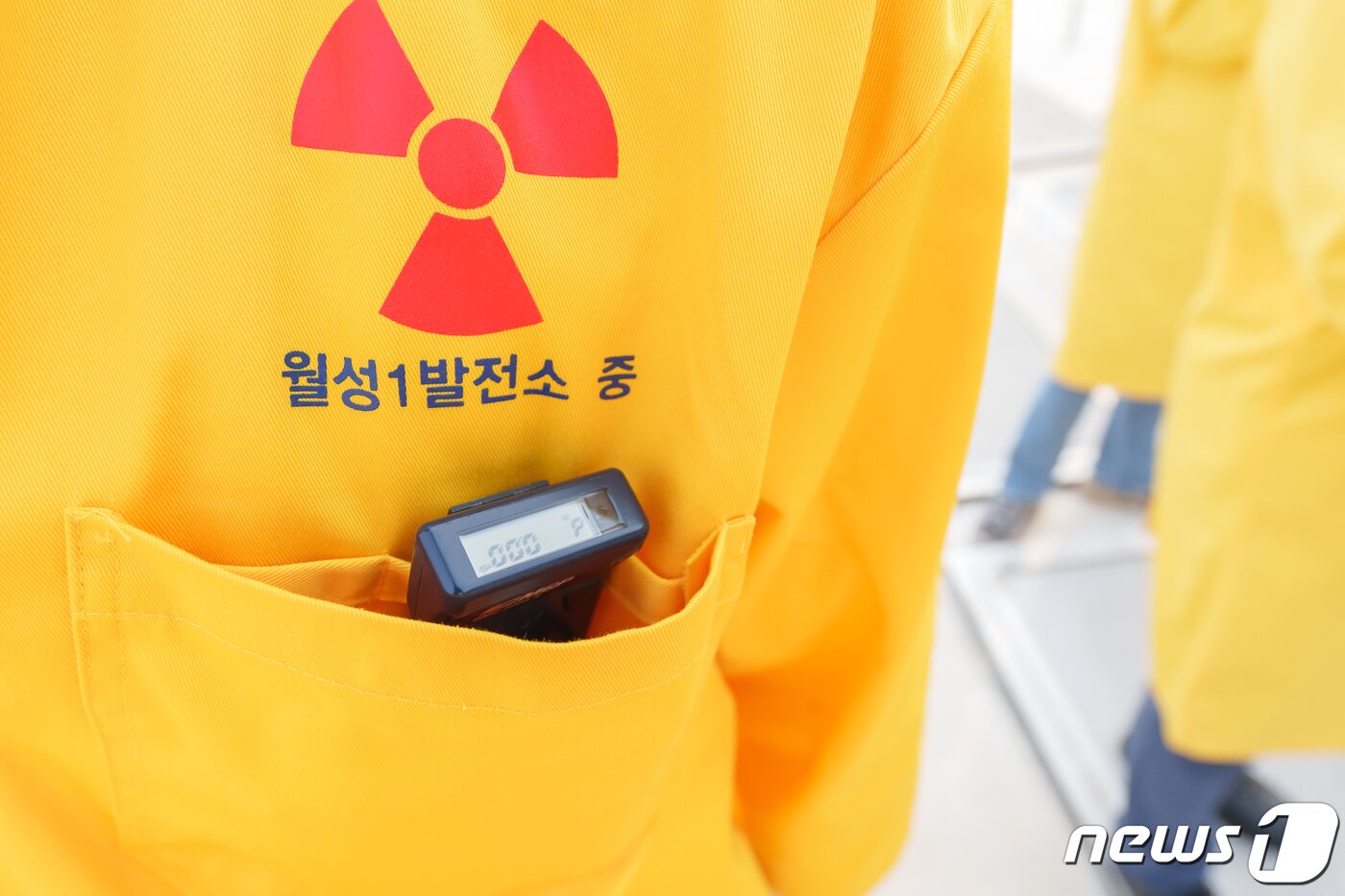 본문 이미지 - 월성원전의 고준위방폐물 건식저장시설 견학 중 측정한 방사선량이 '0'을 가르키고 있다.