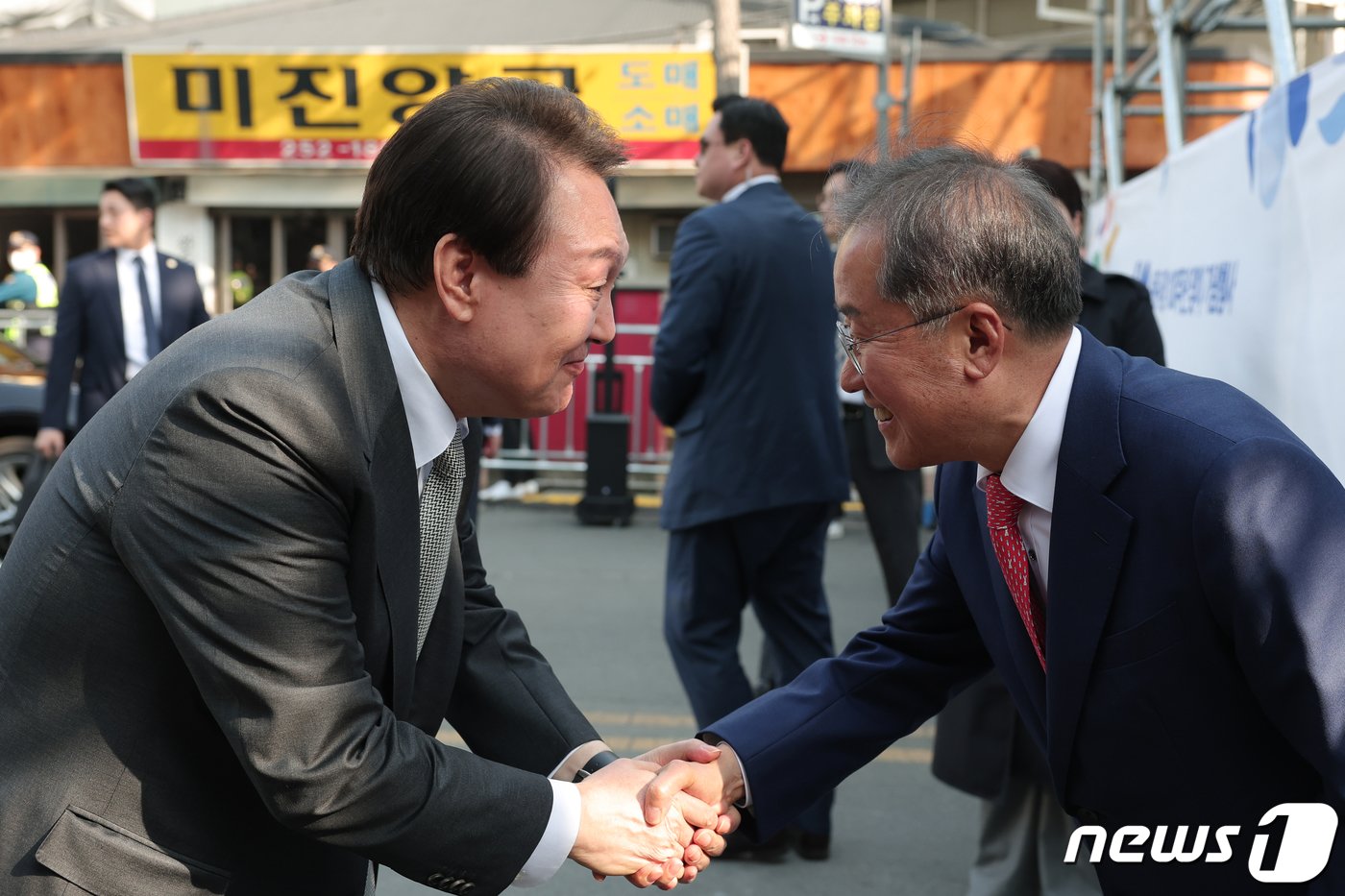 윤석열 대통령이 1일 오후 대구 서문시장에서 열린 &#39;서문시장 100주년 기념식&#39;에서 홍준표 대구시장과 인사를 나누고 있다. &#40;대통령실 제공&#41; 2023.4.1/뉴스1 ⓒ News1 오대일 기자