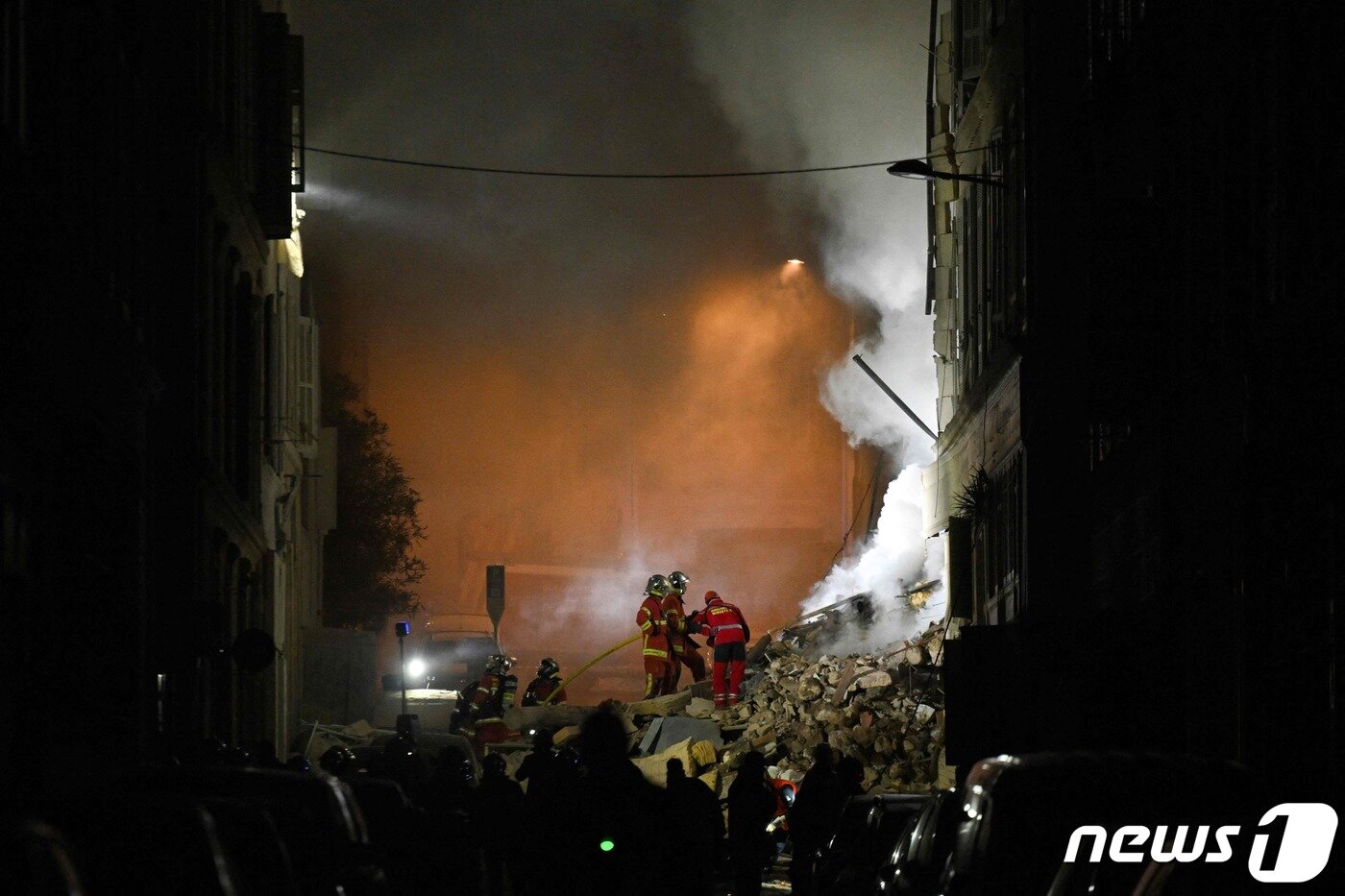 본문 이미지 - 9일(현지시간) 프랑스 마르세유에서 한밤중 4층 건물이 폭발음과 함께 폭삭 무너진 모습이 보인다. 2023.04.09. ⓒ AFP=뉴스1 ⓒ News1 우동명 기자