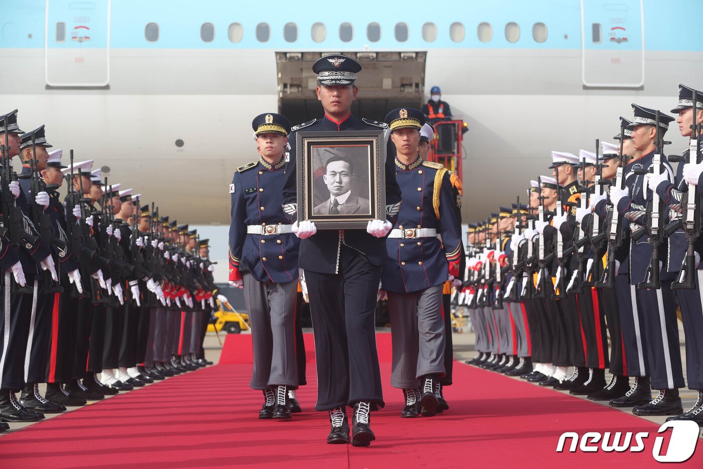 본문 이미지 - 10일 오전 인천국제공항항 제2터미널 주기장에서 엄수된 황기환 애국지사 유해 영접행사에서 국방부 의장대가 유해를 운구하고 있다. 2023.4.10/뉴스1 ⓒ News1 공항사진기자단