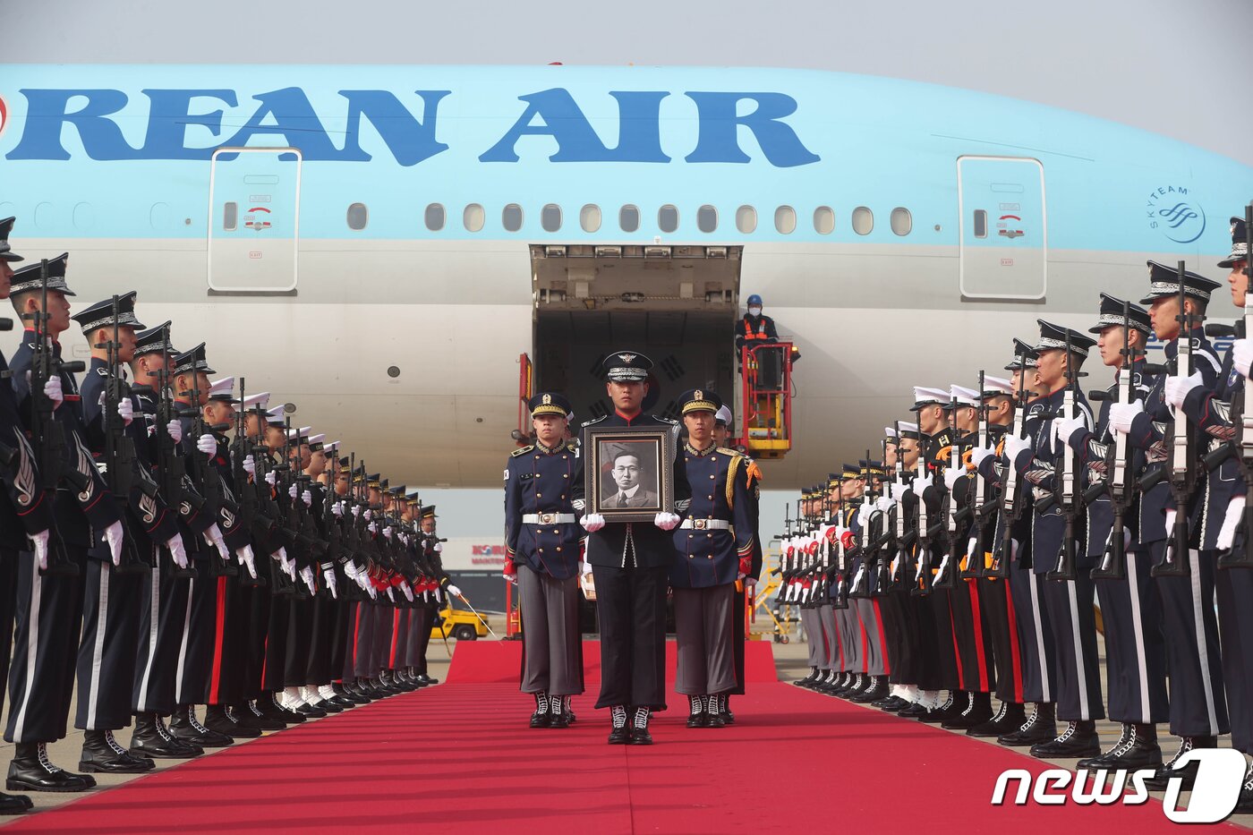 본문 이미지 - 10일 오전 인천국제공항항 제2터미널 주기장에서 엄수된 황기환 애국지사 유해 영접행사에서 국방부 의장대가 유해를 운구하고 있다. 2023.4.10/뉴스1 ⓒ News1 공항사진기자단