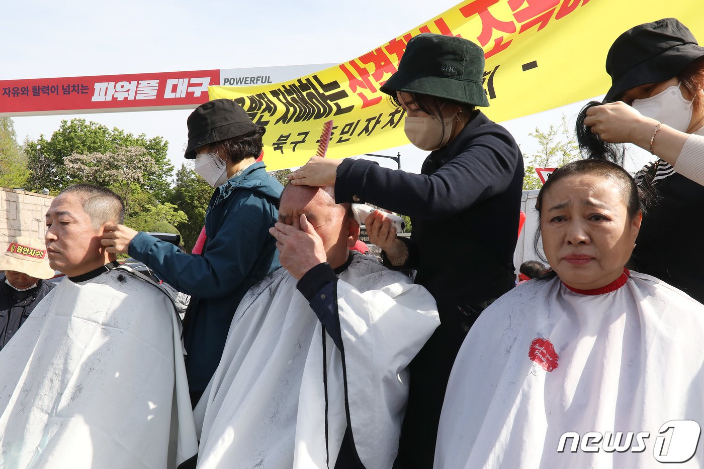 10일 오전 대구시청 산격청사 앞에서 열린 &#39;도청후적지 문화예술허브 달성군 변경추진 반대 비상대책위원회&#39; 발대식에서 비대위 관계자들이 삭발하고 있다.  2023.4.10/뉴스1 ⓒ News1 공정식 기자