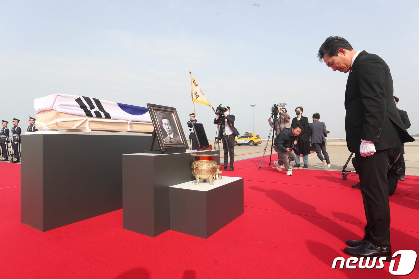 본문 이미지 - 박민식 국가보훈처장이 10일 오전 인천국제공항 제2터미널 주기장에서 열린 황기환 애국지사 유해 영접행사에서 묵념하고 있다. 드라마 '미스터 션샤인'의 주인공 '유진 초이'의 실제 모델로 알려진 황 지사는 대한민국임시정부 외교관으로서 일제강점기 국외에서 활동하다 미국 땅에서 숨을 거뒀다. 2023.4.10/뉴스1 ⓒ News1 공항사진기자단
