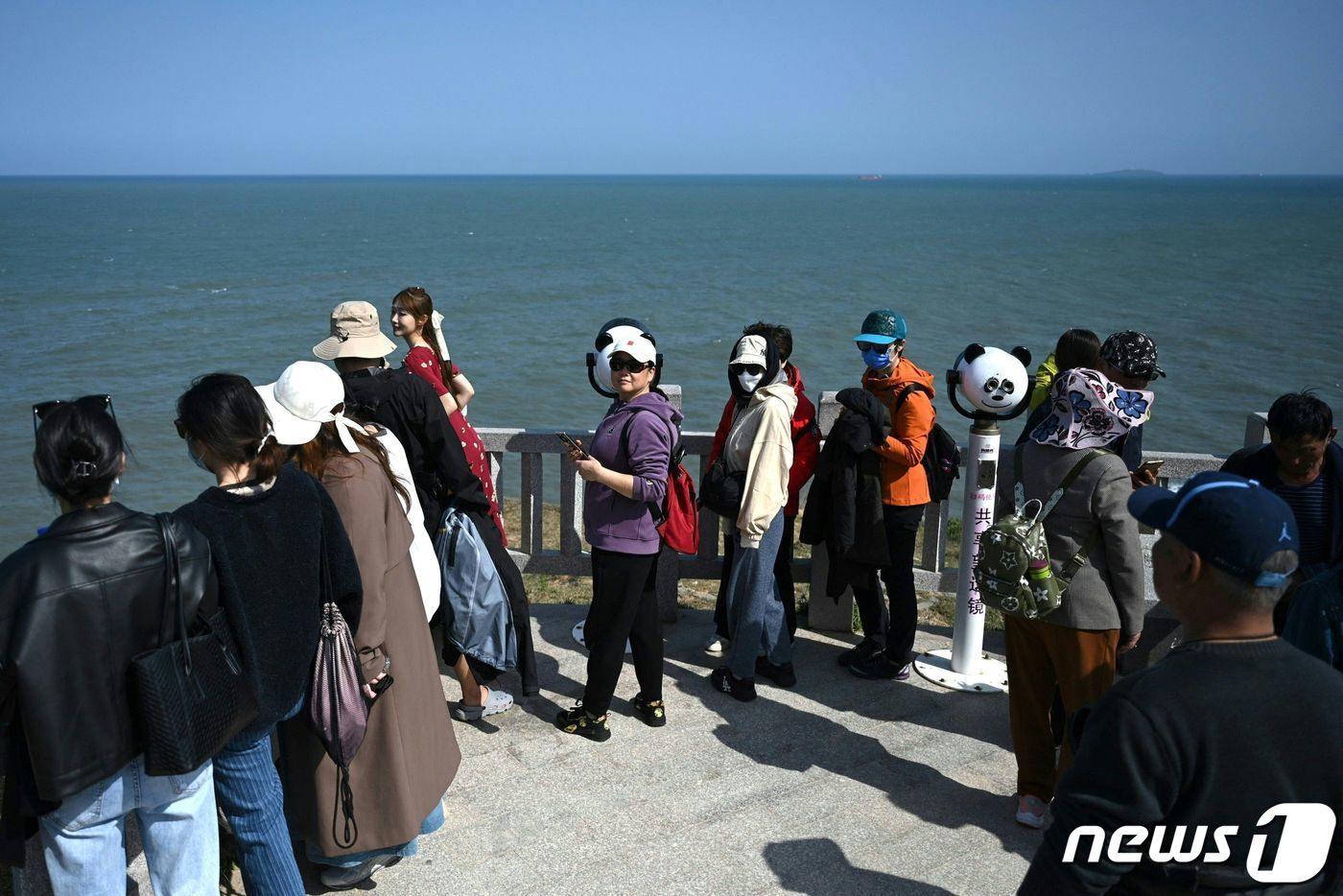 본문 이미지 - 9일&#40;현지시간&#41; 차이잉원 대만 총통과 케빈 매카시 미국 하원의장의 회동에 반발한 중국의 포위 훈련 속 대만과 인접한 중국 푸젠성 핑탄섬에서 관광객들이 경치를 감상하고 있다. ⓒ AFP=뉴스1 ⓒ News1 우동명 기자