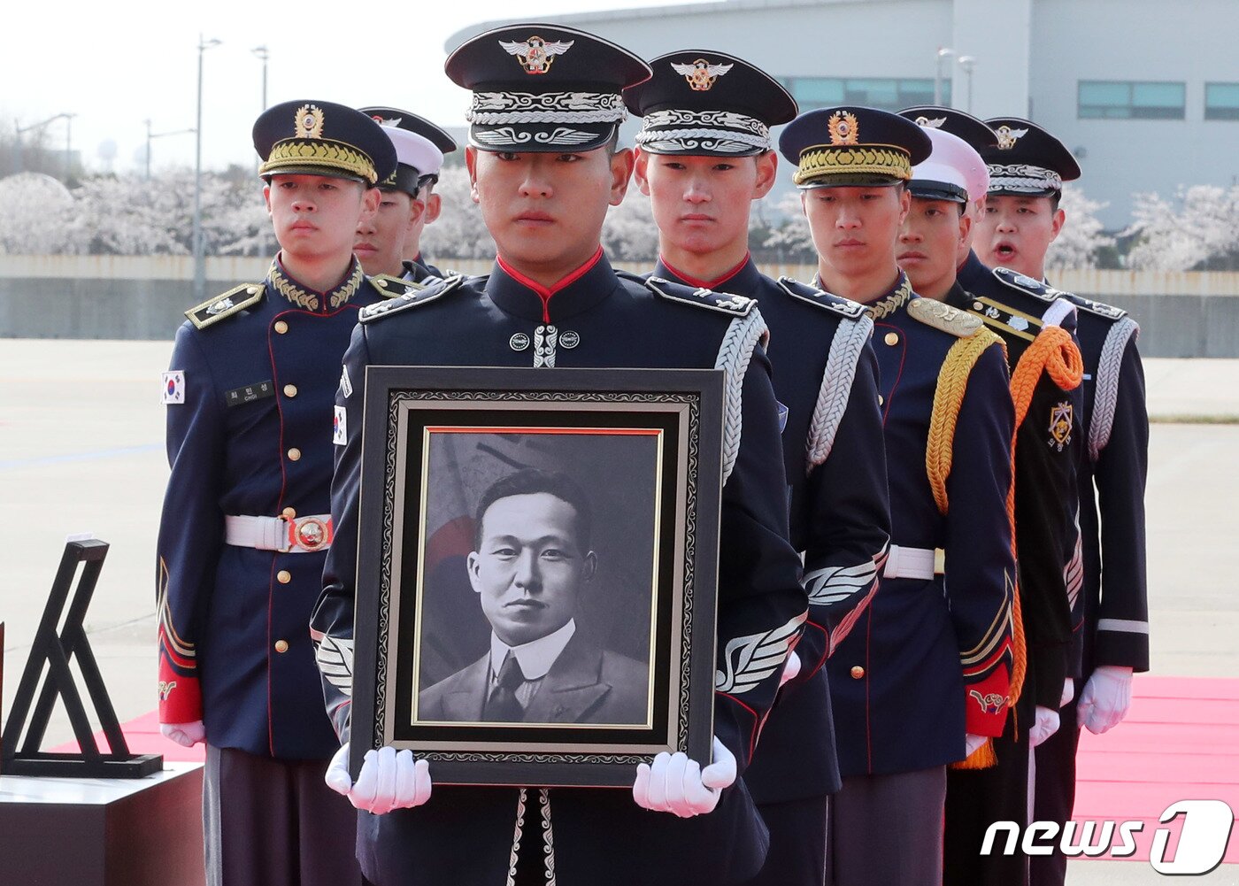 본문 이미지 - 10일 오전 인천국제공항 제2터미널 주기장에서 열린 황기환 애국지사 유해 영접행사에서 국방부 의장대가 유해를 운구하고 있다. 2023.4.10/뉴스1 ⓒ News1 공항사진기자단
