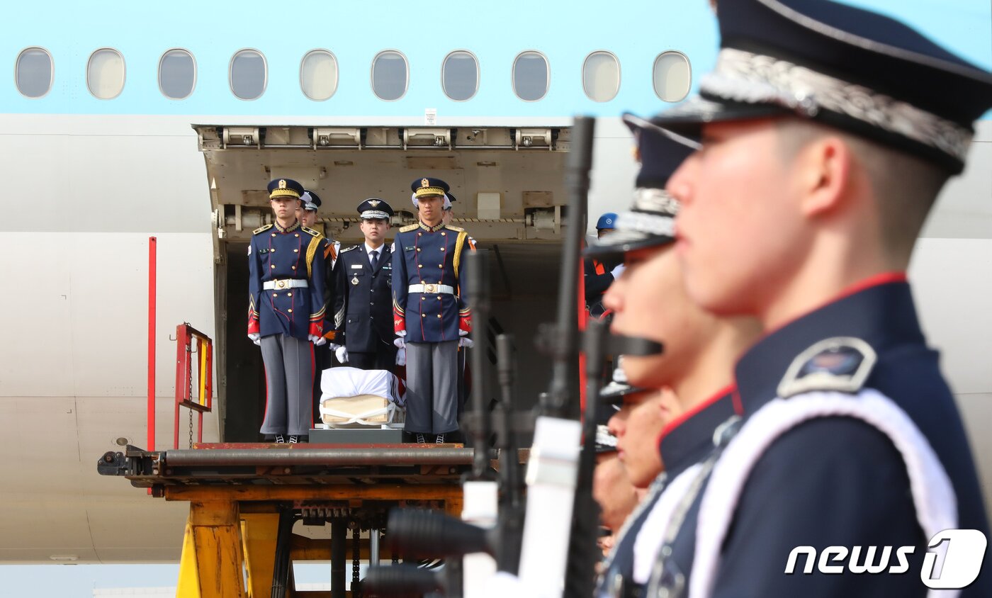 본문 이미지 - 국방부 의장대가 10일 오전 인천국제공항 제2터미널 주기장에서 열린 황기환 애국지사 유해를 비행기에서 내리고 있다. 2023.4.10/뉴스1 ⓒ News1 공항사진기자단