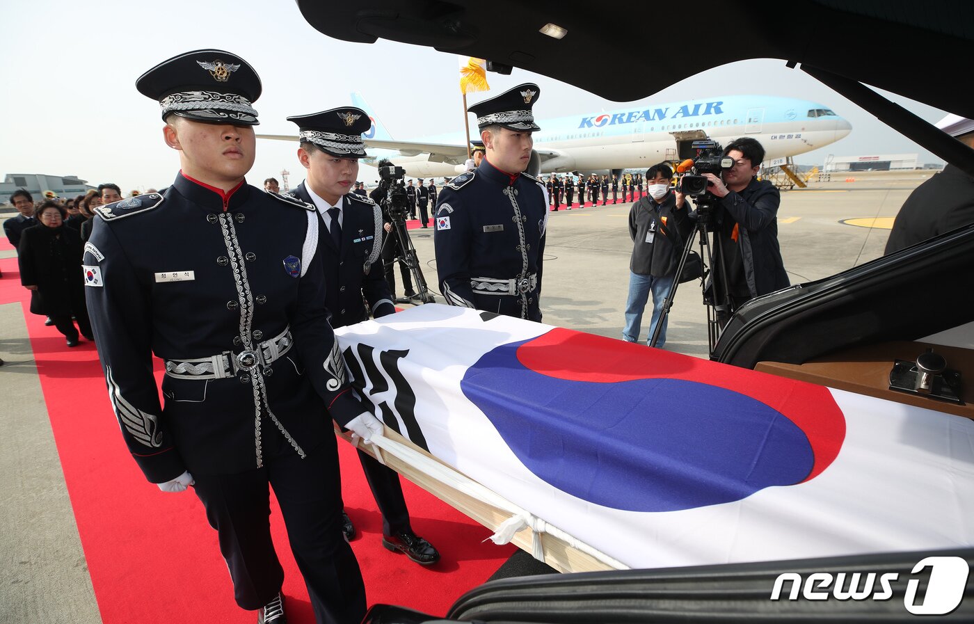 본문 이미지 - 국방부 의장대가 10일 오전 인천국제공항 제2터미널 주기장에서 열린 황기환 애국지사 유해 영접행사에서 운구차에 봉송하고 있다. 2023.4.10/뉴스1 ⓒ News1 공항사진기자단