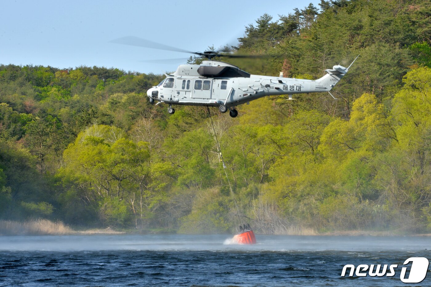 본문 이미지 - 해병대 마린온&#40;MUH-1&#41; 헬기가경북 포항시 남구 장기면에 있는 저수지에서 산불 진화용 밤비 바켓에 물을 담고 있는 모습 &#40;뉴스1 자료 및 DB금지&#41; ⓒ News1 최창호 기자