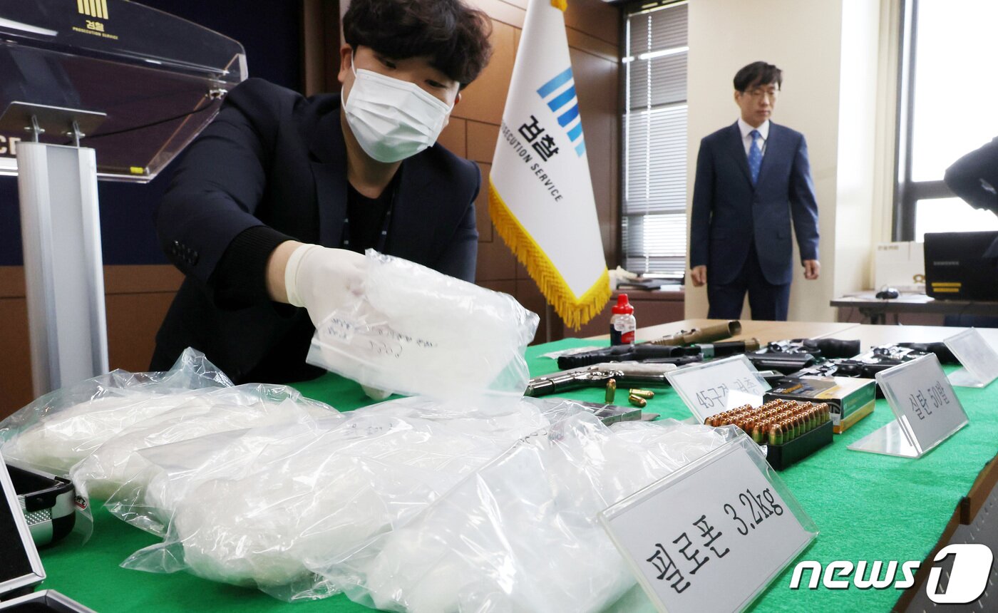 본문 이미지 - 최근 잇따른 마약 범죄로 정부가 '마약과의 전쟁'을 선포한 가운데, 검찰이 마약과 총기류를 몰래 들여온 밀수사범을 체포했다. 국내에서 마약·총기 동시 밀수를 적발한 건 처음이다. 10일 서울 서초구 서울중앙지검 브리핑룸에서 검찰이 압수한 마약 및 총기류를 공개하고 있다. (공동취재) 2023.4.10/뉴스1 ⓒ News1 박지혜 기자