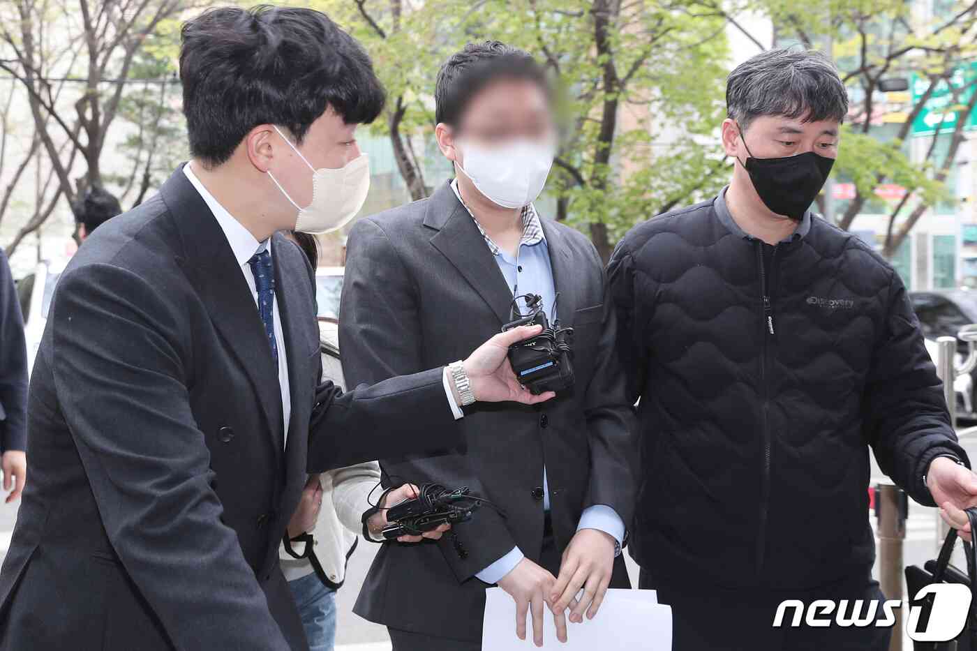 강남 납치·살인 사건의 배경이 되는 P코인 등 가상자산(암호화폐)을 상장해주는 대가로 뒷돈을 챙긴 혐의를 받는 전 코인원 거래소 직원 A씨가 10일 오전 서울 양천구 서울남부지방법원에서 열린 영장실질심사에 출석하고 있다. A씨는 코인원 상장 담당으로 일하던 당시 코인을 상장해주는 대가로 브로커에게서 약 10억원 상당의 현금과 코인을 수수한 혐의를 받는다. 2023.4.10/뉴스1 © News1 민경석 기자