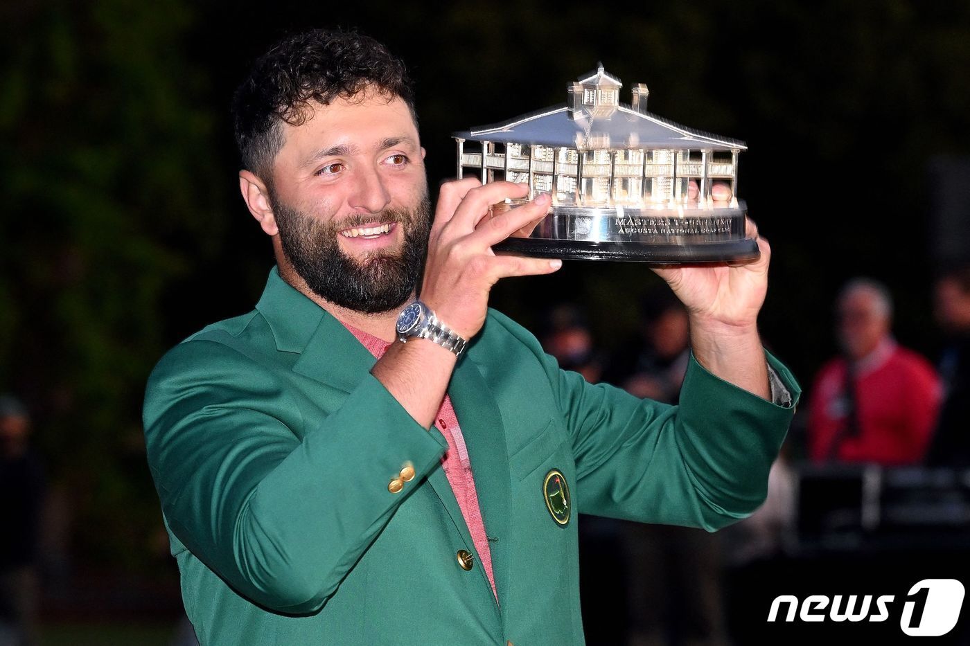 본문 이미지 - 스페인의 욘 람이 9일(현지시간) 조지아주 오거스타의 오거스타 내셔널 골프클럽에서 열린 제87회 마스터스 토너먼트 대회서 생애 첫 우승을 하며 올해 첫 메이저 대회 우승 트로피를 들고 기뻐하고 있다. ⓒ AFP=뉴스1 ⓒ News1 우동명 기자