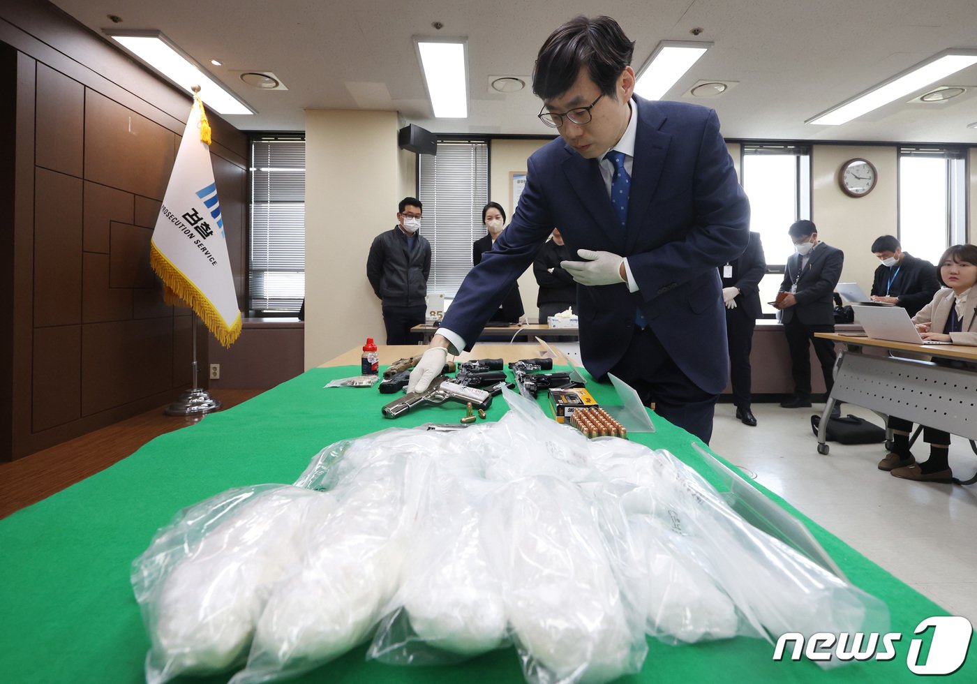 본문 이미지 - 최근 잇따른 마약 범죄로 정부가 '마약과의 전쟁'을 선포한 가운데, 검찰이 마약과 총기류를 몰래 들여온 밀수사범을 체포했다. 국내에서 마약·총기 동시 밀수를 적발한 건 처음이다. 10일 서울 서초구 서울중앙지검 브리핑룸에서 검찰이 압수한 마약 및 총기류를 공개하고 있다. (공동취재) 2023.4.10/뉴스1 ⓒ News1 박지혜 기자