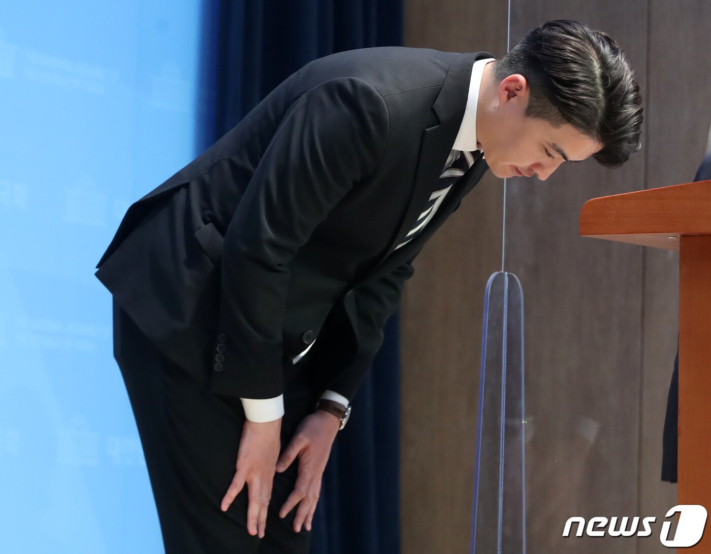 본문 이미지 - 오영환 더불어민주당 의원이 10일 오전 서울 여의도 국회 소통관에서 제22대 총선 관련 기자회견을 마치고 인사하고 있다. 2023.4.10/뉴스1 ⓒ News1 황기선 기자