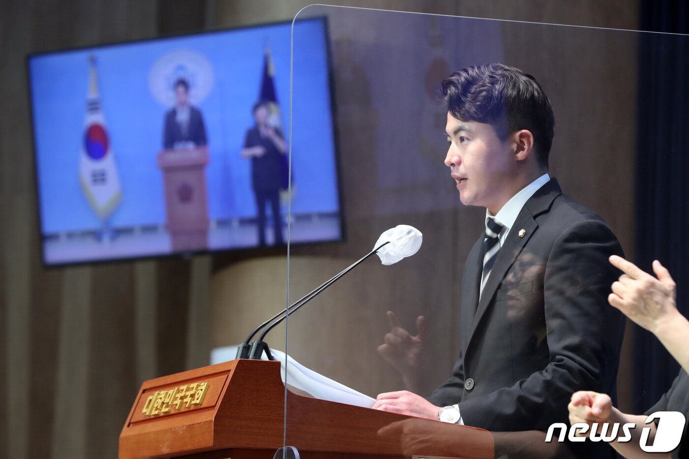 본문 이미지 - 오영환 더불어민주당 의원이 10일 오전 서울 여의도 국회 소통관에서 제22대 총선 관련 기자회견을 하고 있다. 2023.4.10/뉴스1 ⓒ News1 황기선 기자