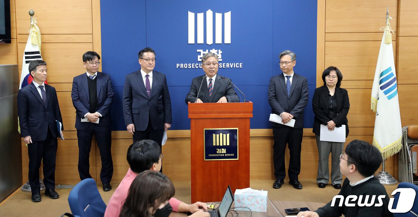 본문 이미지 - 신봉수 대검 반부패강력부장이 10일 서울 서초구 대검찰청 기자실에서 마약범죄 대응 유관기관 협의회 결과 브리핑을 하고 있다. 왼쪽부터 고영종 교육부 책임교육지원국장, 김종호 관세청 조사국장, 김갑식 경찰청 형사국장, 신봉수 대검 반부패강력부장, 김명호 식약처 마약안전기획관, 박유미 서울시 시민건강국장. 2023.4.10/뉴스1 ⓒ News1 박지혜 기자