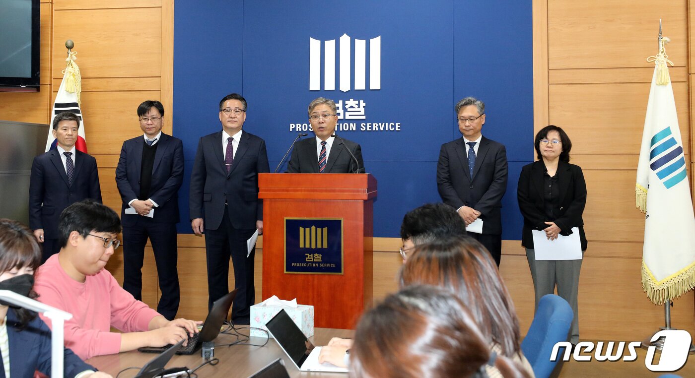 본문 이미지 - 신봉수 대검 반부패강력부장이 10일 서울 서초구 대검찰청 기자실에서 마약범죄 대응 유관기관 협의회 결과 브리핑을 하고 있다. 왼쪽부터 고영종 교육부 책임교육지원국장, 김종호 관세청 조사국장, 김갑식 경찰청 형사국장, 신봉수 대검 반부패강력부장, 김명호 식약처 마약안전기획관, 박유미 서울시 시민건강국장. 2023.4.10/뉴스1 ⓒ News1 박지혜 기자
