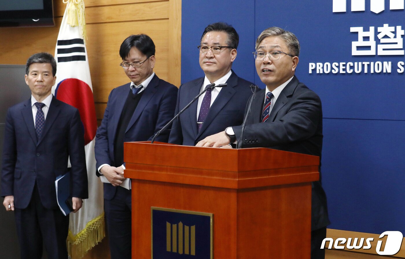 본문 이미지 - 신봉수 대검 반부패강력부장이 10일 서울 서초구 대검찰청 기자실에서 마약범죄 대응 유관기관 협의회 결과 브리핑을 하고 있다. 대검찰청·경찰청·관세청·교육부·식품의약품안전처·서울시는 이날 마약 범죄 유관기관 협의회를 열고 마약 수사의 컨트롤타워 역할을 할 '마약 범죄 특별수사본부'를 설치하기로 했다고 밝혔다. (공동취재) 2023.4.10/뉴스1 ⓒ News1 박지혜 기자