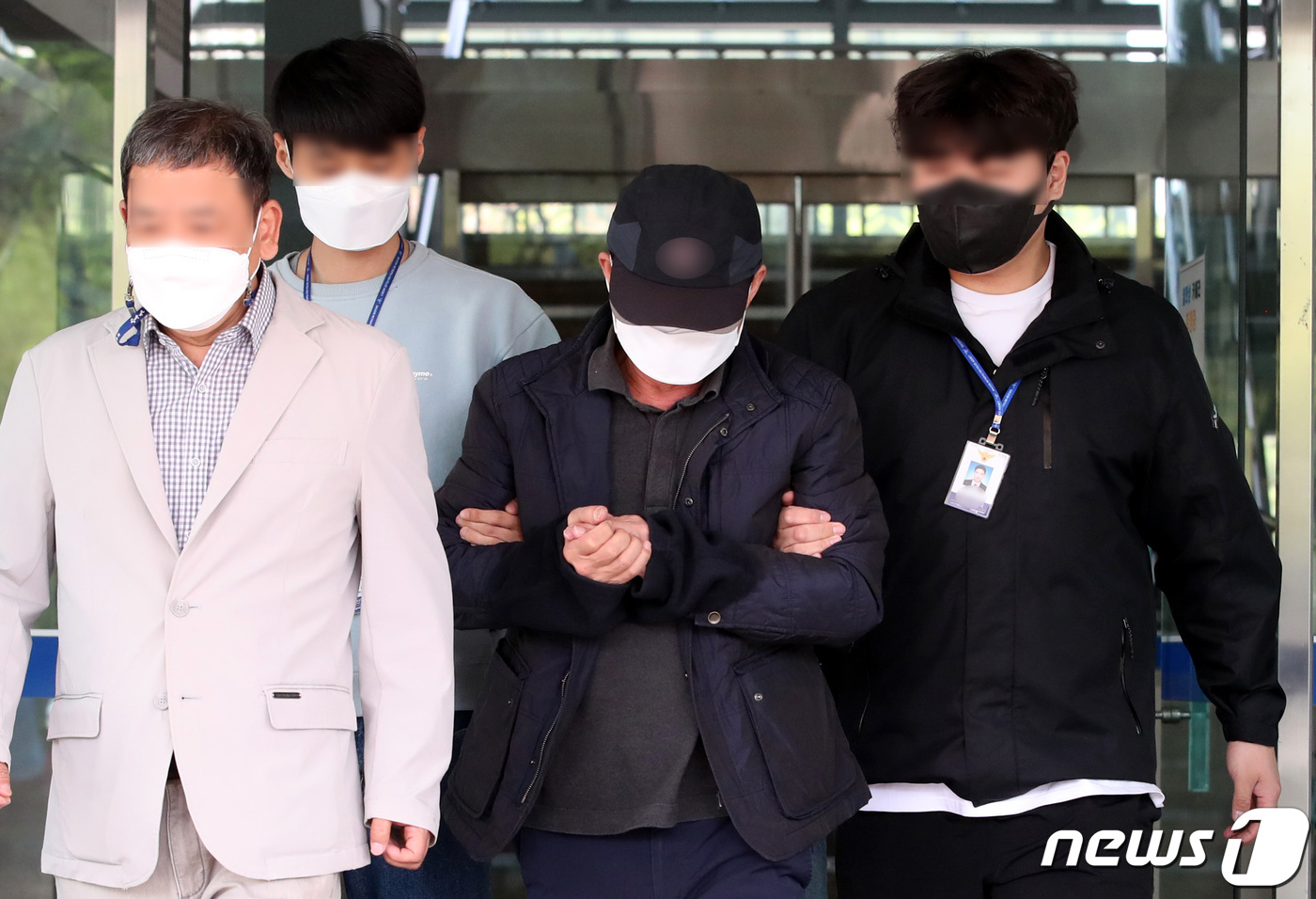 (대전=뉴스1) 김기태 기자 = 대전 서구 둔산동 어린이보호구역에서 음주운전을 하다 초등학생 4명을 차로 덮쳐 1명을 숨지게 한 60대 운전자 A씨가 10일 오후 대전 둔산경찰서에 …