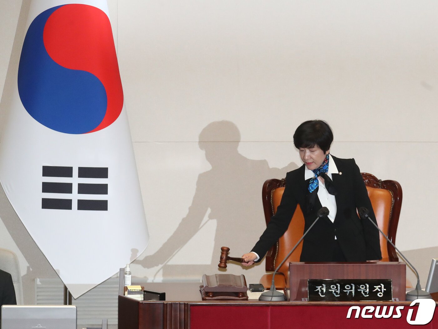 본문 이미지 - 김영주 국회 전원위원장이 10일 서울 여의도 국회 본회의장에서 열린 제405회 국회(임시회) 제1차 국회의원 선거제도 개선에 관한 결의안 심사를 위한 전원회의에서 의사봉을 두드리고 있다.2023.4.10/뉴스1 ⓒ News1 송원영 기자